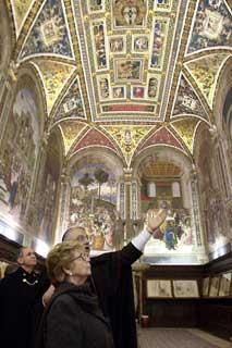 La signora Franca Pilla Ciampi, accompagnata da S.E. Rev.ma Mons. Antonio Buoncristiani, visita la Biblioteca del Piccolomini all'interno del Duomo di Siena