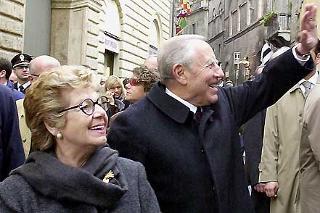 Il Presidente Ciampi e la moglie Franca salutano i presenti all'uscita dell'Università degli Studi di Siena