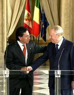 Il Presidente Ciampi con Alejandro Toledo, Presidente della Repubblica del Perù, al termine delle dichiarazioni alla stampa