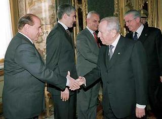 Il Presidente Ciampi con Silvio Berlusconi, Presidente del Consiglio dei ministri, Pierferdinando Casini, Presidente della Camera dei deputati, Marcello Pera, Presidente del Senato e Gaetano Gifuni, Segretario generale del Quirinale, in occasione della cerimonia di giuramento del nuovo Giudice della Corte costituzionale