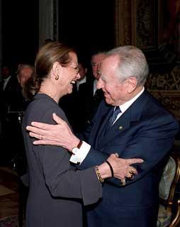 Il cordiale incontro tra il Presidente Ciampi e Claudia Cardinale, insignita dell'Onorificenza di Grande Ufficiale dell'Ordine al Merito della Repubblica Italiana, in occasione della consegna dei Premi &quot;De Sica&quot;