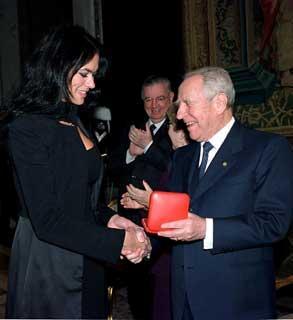 Il Presidente Ciampi consegna il Premio &quot;De Sica&quot; a Maria Grazia Cucinotta
