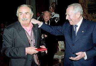 Il Presidente Ciampi si congratula con Tonino Guerra dopo la consegna del Premio &quot;De Sica&quot;
