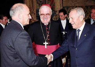 Il Presidente Ciampi con Giuseppe D'Ascenzo, Rettore dell'Università degli Studi "La Sapienza" e S.E. Rev.ma Monsignor Cesare Nosiglia, in occasione dell'incontro con i partecipanti al Forum degli Studenti Universitari