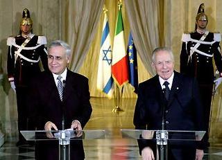 Il Presidente Ciampi con Moshe Katsav, Presidente dello Stato di Israele, durante la conferenza stampa
