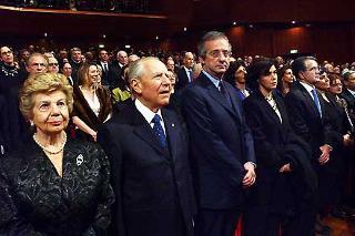Il Presidente Ciampi in compagnia della moglie Franca il Sindaco di Roma Walter Veltroni e Romano Prodi, durante l'esecuzione dell'Inno Nazionale, in occasione dell'inaugurazione della Sala Santa Cecilia del Parco della Musica