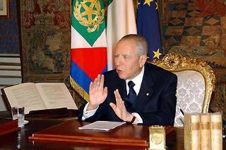 Il Presidente Ciampi durante il messaggio televisivo agli Italiani