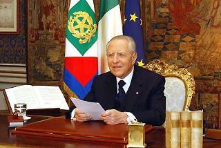 Il Presidente Ciampi durante la trasmissione del messaggio televisivo agli Italiani