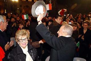 Il Presidente Ciampi, in compagnia della moglie Franca, risponde alle manifestazioni di augurio della gente in occasione del concerto di Capodanno