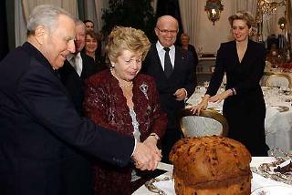 Il Presidente Ciampi con la moglie Franca al termine del pranzo con gli amici al Belvedere del Torrino del Quirinale