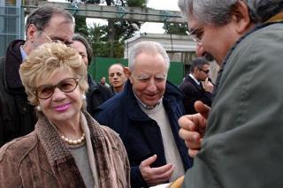 Il Presidente Ciampi con la moglie Franca e il sovraintendente Regionale Stefano De Caro durante la visita alla Villa dei Papiri