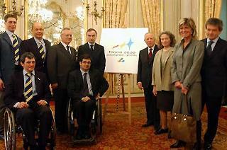 Il Presidente Ciampi con i maggiori rappresentanti del Comitato Organizzatore delle XX Olimpiadi Invernali di Torino, in occasione della cerimonia di presentazione del &quot;Logo&quot;