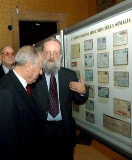Il Presidente Ciampi visita la Mostra di Filatelia e Storia Postale della Repubblica a fianco il curatore della Mostra Bruno Crevato Selvaggi