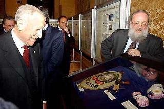 Il Presidente Ciampi visita la Mostra di Filatelia e Storia Postale della Repubblica a fianco il curatore della Mostra Bruno Crevato Selvaggi