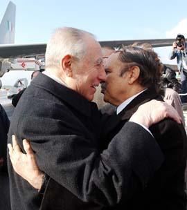 Il cordiale incontro tra il Presidente Ciampi ed il Presidente della Repubblica Algerina Democratica e Popolare Abdelaziz Bouteflika, all'Aeroporto Houari Boumediene