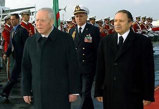 Il Presidente Ciampi con il Presidente della Repubblica Algerina Democratica e Popolare Abdellaziz Bouteflika, riceve gli Onori militari al suo arrivo all'Aeroporto Houari Boumediene