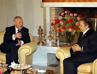 Il Presidente Ciampi con il Presidente della Repubblica Algerina Democratica e Popolare Abdelaziz Bouteflika durante i colloqui nella residenza degli Ospiti di Stato nella tenuta di Zeralda