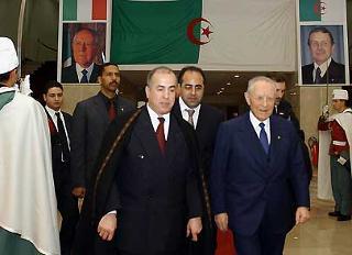Il Presidente Ciampi, con il Presidente Karim Younes, al suo arrivo nella sede dell'Assemblea Popolare Nazionale