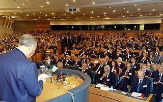 Il Presidente Ciampi durante il suo intervento, in occasione della Sessione inaugurale dell'incontro tra imprenditori italiani ed algerini sulla cooperazione industriale