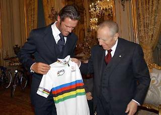 Il Campione del Mondo Mario Cipollini consegna al Presidente Ciampi la maglia iridata conquistata a Zolder nel 2002