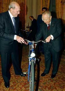 Il Presidente Ciampi con Alfredo Martini osserva una bicicletta ultima generazione, in occasione dell'incontro con la Nazionale Italiana che ha partecipato ai Campionati del Mondo di Zolder