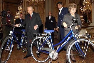 Il Presidente Ciampi e la moglie Franca con le biciclette donate dalla Nazionale Italiana che ha partecipato ai Campionati del Mondo a Zolder