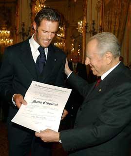 Il Presidente Ciampi con il Campione del Mondo Mario Cipollini, insignito dell'Onorificenza di Commendatore dell'OMRI