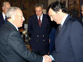 Il Presidente Ciampi riceve nel suo studio il Primo Ministro della Repubblica del Portogallo José Manuel Durao Barroso. Al centro della foto il Sottosegretario di Stato agli Affari Esteri, Sen. Roberto Antonione