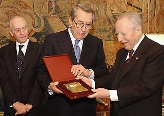 Il Presidente Ciampi riceve dal Presidente dell'ENI Roberto Poli (a fianco l'Amministratore Delegato Vittorio Mincato) una targa, a ricordo dei 50 anni dell'Ente.
