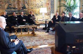 Il Presidente Ciampi con i massimi Dirigenti dell'ENI, osserva un filmato che documenta i 50 anni di attività dell'Ente