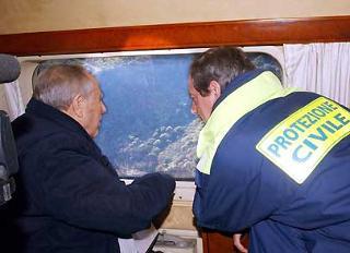 Il Presidente Ciampi con Guido Bertolaso, Capo del Dipartimento della Protezione Civile, osserva le colate del vulcano Stromboli, durante il trasferimento in elicottero a Lipari