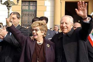 Il Presidente Ciampi con la moglie Franca rispondono al saluto dei cittadini, al loro arrivo in Prefettura