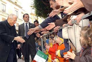 Il Presidente Ciampi risponde agli applausi dei cittadini al suo arrivo al Teatro Comunale &quot;Luigi Pirandello&quot;