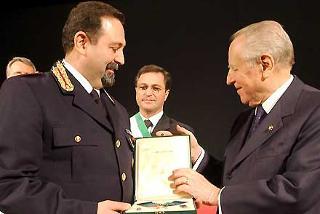 Il Presidente Ciampi consegna le insegne di Commendatore dell'OMRI al Vice Questore Vicario di Agrigento Michele Moretti