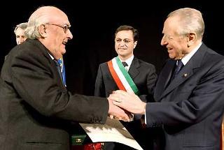 Il Presidente Ciampi consegna le insegne di Grande Ufficiale dell'OMRI al Prof. Andrea Camilleri