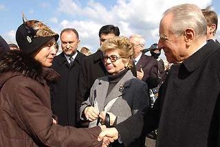 Il Presidente Ciampi con a fianco la moglie Franca salutano la signora Marisa La Torre, vedova del Giudice Ciaccio Montalto