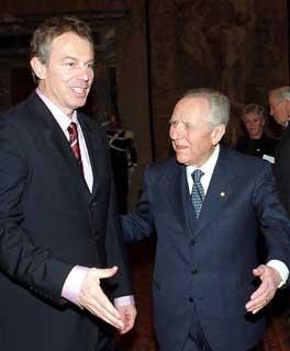 Il Presidente Ciampi accoglie Tony Blair, Primo Ministro del Regno Unito di Gran Bretagna ed Irlanda del Nord, al suo arrivo al Quirinale