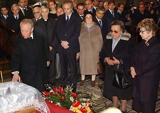 Il Presidente Ciampi, nella foto con il Sindaco di Roma Walter Veltroni, la sorella dello scomparso Aurelia e la Signora Franca Pilla Ciampi, rende omaggio alla salma di Alberto Sordi