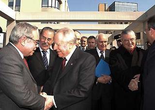 Il Presidente Ciampi, accompagnato dal Segretario Generale del Quirinale Gaetano Gifuni, al termine della visita all'Istituto Regina Elena
