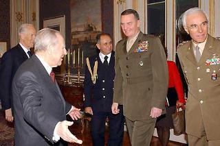 Il Presidente Ciampi accoglie il Gen. James Jones, nuovo Comandante Supremo delle Forze Armate NATO in Europa, accompagnato dal Capo di Stato Maggiore della Difesa Rolando Mosca Moschini e dal Consigliere Militare del Presidente Amm. Sergio Biraghi