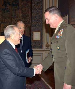 Il Presidente Ciampi accoglie, nel suo studio al Quirinale, il Gen.James Jones, nuovo Comandante Supremo delle Forze Armate NATO in Europa