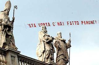 Uno dei messaggi significativi apparsi su piazza San Giovanni durante i funerali di Alberto Sordi