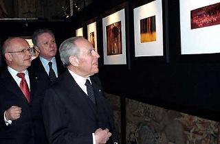 Il Presidente Ciampi con il Ministro dell'Ambiente Altero Mattioli, e il Consigliere per la conservazione del patrimonio artistico della dotazione presidenziale Louis Godart, visita la mostra fotografica dedicata a Castelporziano, allestita al Quirinale