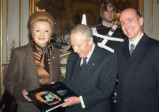 Il Presidente Ciampi osserva il volume "Il colore di un'emozione. La tenuta Presidenziale di Castelporziano. Tre millenni in uno scrigno ambientale unico al mondo". A fianco la Contessa Marisa Pinto Olori del Poggio ed il fotografo Renato Cerisola