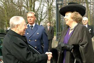 Il Presidente Ciampi con Sua Maestà la Regina Beatrice al suo arrivo al Palazzo Reale