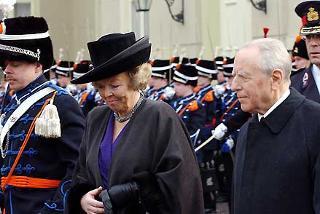 Il Presidente Ciampi con Sua Maestà la Regina Beatrice al suo arrivo al Palazzo Reale