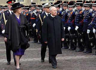 Il Presidente Ciampi con Sua Maestà la Regina Beatrice riceve gli Onori militari al suo arrivo al Palazzo Reale