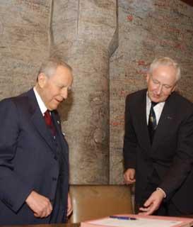 Il Presidente Ciampi con Breimer, Rettore dell'Università di Leiden, nella &quot;Sala del Sudore&quot; in occasione della visita all'ateneo
