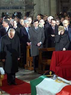 Il Presidente Ciampi, con la moglie Franca durante il funerale del Soprintendente della Polizia di Stato Emanuele Petri