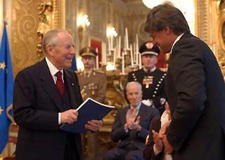 Il Presidente Ciampi con il Libro bianco sulla montagna consegnato da Luciano Caveri Presidente del Comitato Italiano 2002 - Anno Internazionale delle montagne